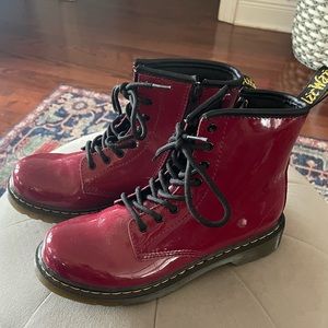 JUNIOR 1460 PATENT LEATHER LACE UP BOOTS